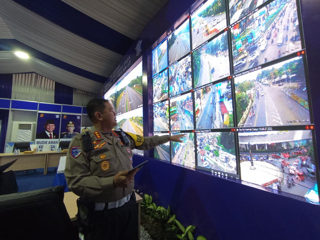 Dirlantas Polda Jabar Kombes Pol Dodi Darjanto, memantau arus kendaraan dari Pos Terpadu di Rest Area KM 57, pada Minggu (23/3/2025).  Foto: Dok. Istimewa