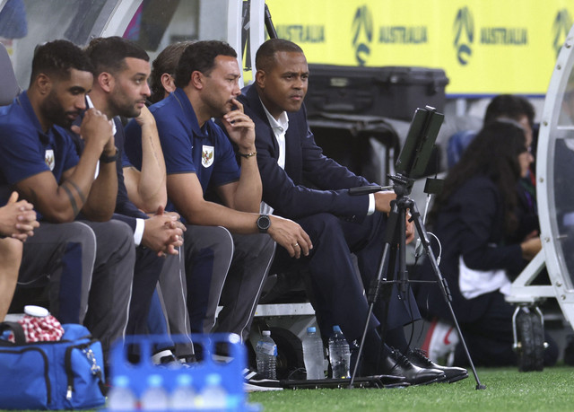 Pelatih Indonesia, Patrick Kluivert, bereaksi setelah Australia mencetak gol ketiga pada pertandingan antara Australia vs Indonesia di Stadion Allianz, Sydney, Australia (20/3/2025). Foto: Hollie Adams/REUTERS