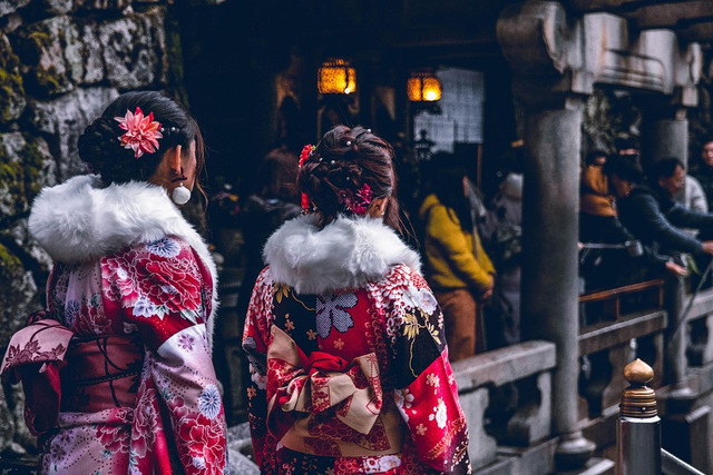 kimono mewah seijin shiki (foto: Pixabay) https://pixabay.com/id/photos/kimono-cewek-cewek-jepang-bepergian-4744625/