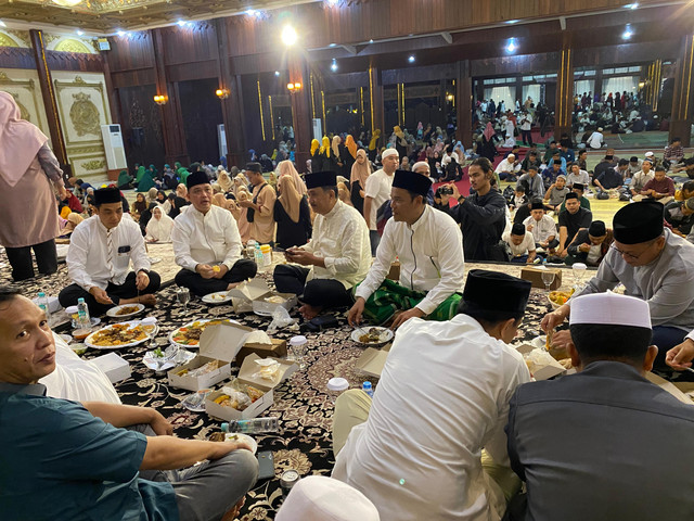 Gubernur Kalbar, Ria Norsan saat berbuka bersama ribuan masyarakat di Pendopo Gubernur. Foto: Yulia Ramadhiyanti/Hi!Pontianak