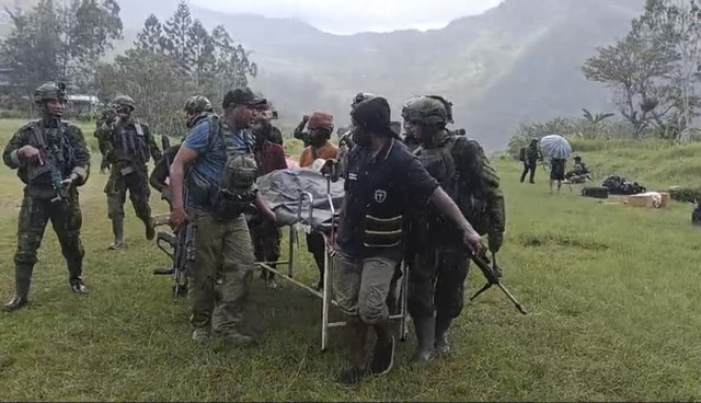 Polri dan TNI mengevakuasi korban serangan Kelompok Kriminal Bersenjata (KKB) di Distrik Anggruk, Kabupaten Yahukimo, Papua. Foto: Dok. Humas Polri