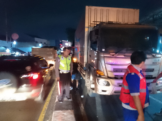 Truk dan bus mogok bersamaan di Jalan Raya Bogor arah Cisalak, Depok. Foto: Dok. Polresta Depok