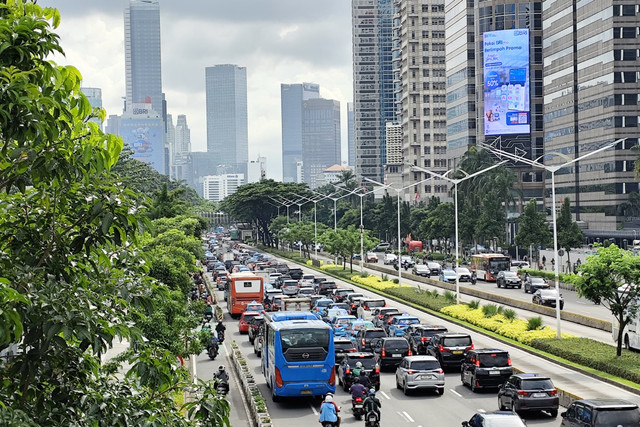 Sejumlah kendaraan memadati Jalan Jenderal Sudirman, Jakarta, Senin (24/3/2025). Foto: Alya Zahra/kumparan 