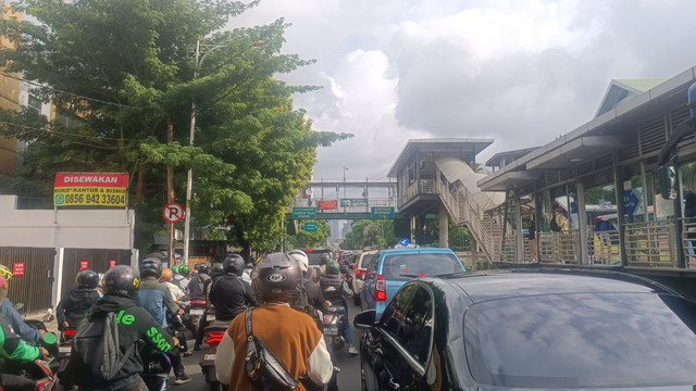 Kondisi lalu lintas di Jalan Mampang Prapatan, Jakarta, Senin (24/3/2025). Foto: Thomas Bosco/kumparan