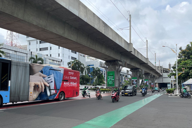 Arus lalu lintas di Jalan Panglima Polim menuju arah Jalan Jenderal Sudirman terpantau ramai lancar, Senin (24/3/2025). Foto: Fadhil Pramudya/kumparan