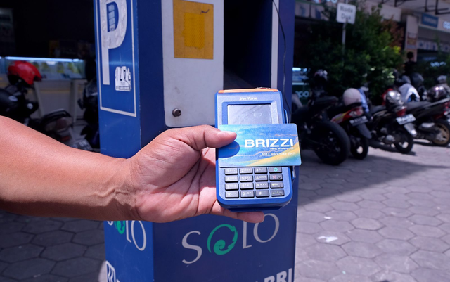 Bayar tol lebih mudah dengan kartu elektronik BRIZZI. Foto: Dok. BRI