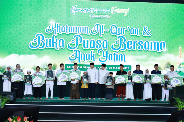 Pertamina salurkan santunan untuk penerima manfaat dari berbagai yayasan dan panti asuhan dalam Khataman Al-Qur'an, Santunan dan Buka Puasa Bersama digelar di Grha Pertamina, Jakarta, pada Jumat (21/3). Foto: Dok. Pertamina