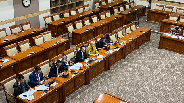 Komisi III rapat dengar pendapat umum dengan Juniver Girsang, Julius Ibrani PBHI dan Prof. Romli Atmasasmita di Kompleks Parlemen, Senaya, Jakarta, Senin (24/3/2025). Foto: Haya Syahira/kumparan