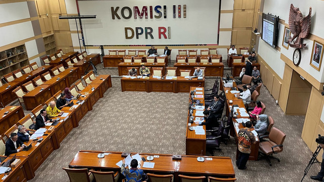 Komisi III rapat dengar pendapat umum dengan Juniver Girsang, Julius Ibrani PBHI dan Prof. Romli Atmasasmita di Kompleks Parlemen, Senaya, Jakarta, Senin (24/3/2025). Foto: Haya Syahira/kumparan