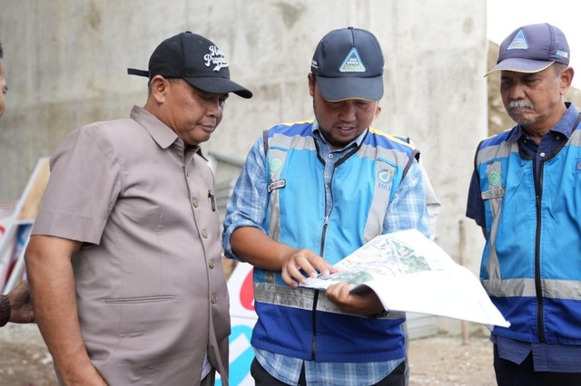 Bupati Sleman, Harda Kiswaya, meninjau kesiapan jalan tol Solo – Yogya. Foto: Dok. Pemkab Sleman/Pandangan Jogja