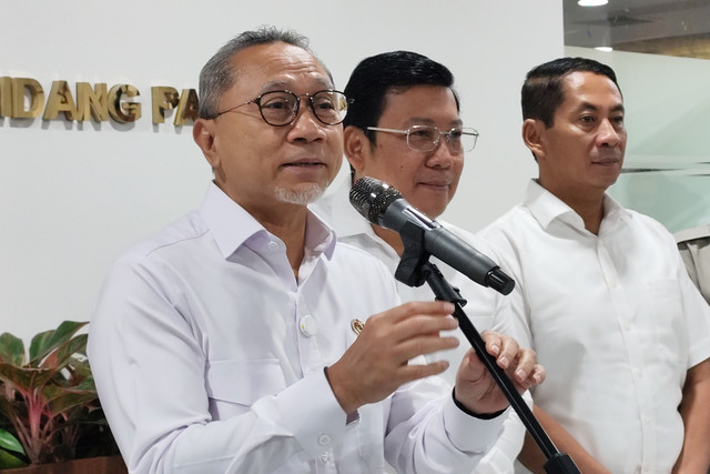 Menko Pangan Zulkifli Hasan (Zulhas), Kepala Bapanas Arief Prasetyo Adi, Dirut Perum Bulog Novi Helmy Prasetya di kantor Kemenko Bidang Pangan, Jakarta, Senin (24/3/2025). Foto: Widya Islamiati/kumparan