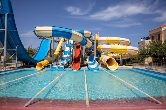 Harga tiket waterboom Lippo Cikarang 2025. Foto hanyalah ilustrasi bukan tempat sebenarnya. Sumber: Unsplash/Konrad Burdyn