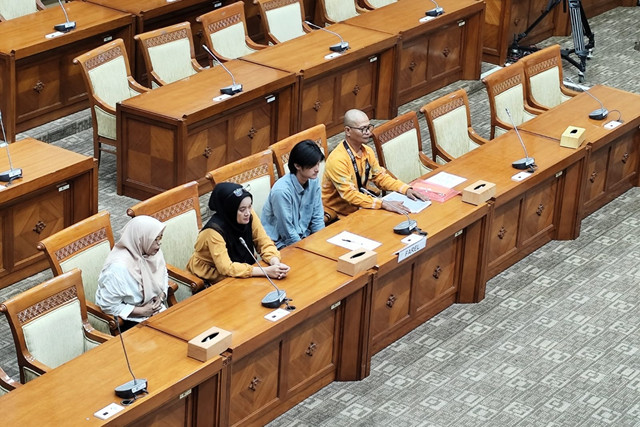 Komisi III DPR menerima aspirasi masyarakat terkait dugaan penggelapan oleh ibu Syafridayani yang dilaporkan ke Polsek Ciputat Timur di Kompleks Parlemen Senayan, Jakarta, Senin (24/3/2025). Foto: Luthfi Humam/kumparan