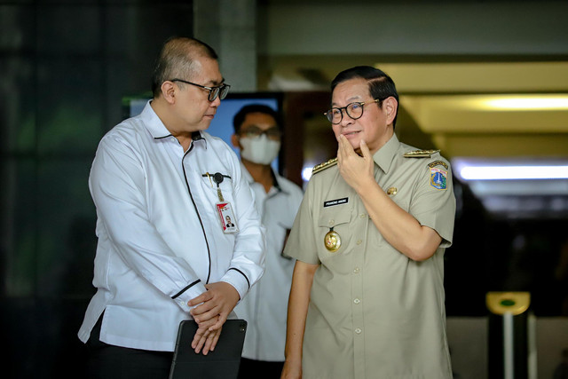 Gubernur DKI Jakarta Pramono Anung (kanan) usai mengunjungi Gedung Merah Putih KPK, Jakarta, Senin (24/3/2025). Foto: Jamal Ramadhan/kumparan