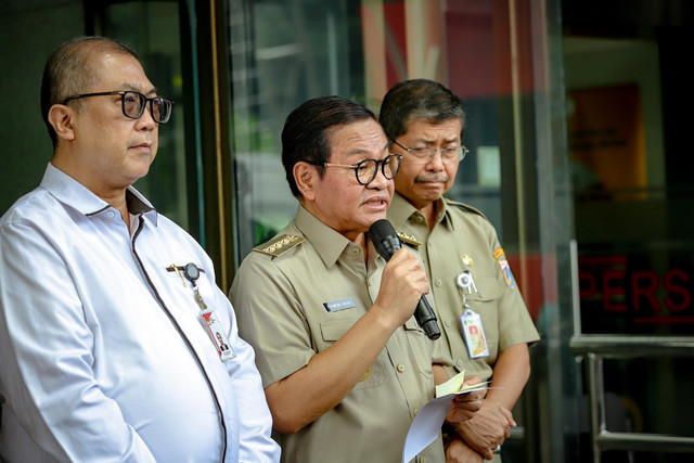 Gubernur DKI Jakarta Pramono Anung (tengah) memberikan keterangan pers usai mengunjungi Gedung Merah Putih KPK, Jakarta, Senin (24/3/2025). Foto: Jamal Ramadhan/kumparan