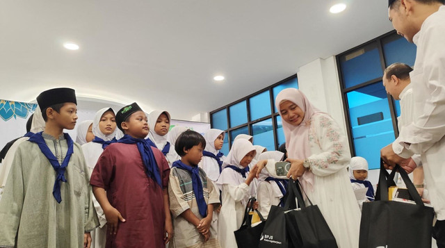 BPJS Ketenagakerjaan Gelar Kajian Ramadhan, dan Santuni 20 Yatim Sembari Buka Puasa Bersama di Kantor BPJS Ketenagakerjaan, Cirebon (Sumber : DT Peduli)