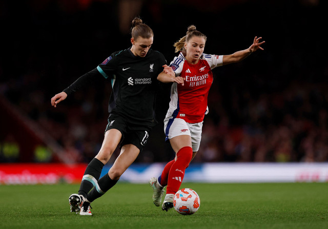 Victoria Pelova (kanan) saat membela Arsenal melawan Liverpool.  Foto: Andrew Couldridge/REUTERS