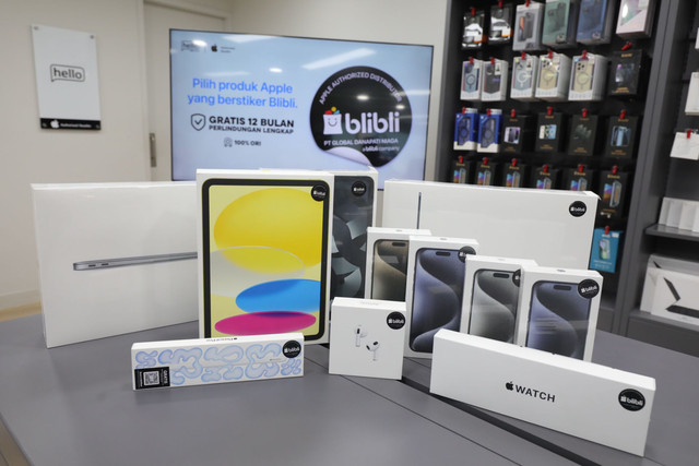 Produk Apple berstiker hitam Blibli di Hello Store. Foto: Hello Store