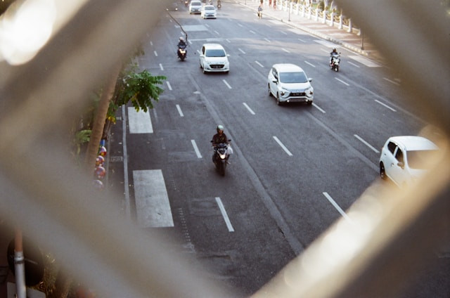 Pasuruan ke Surabaya Berapa Jam. Foto Jalan Raya di Kota Surabaya. Sumber unsplash.com/riski