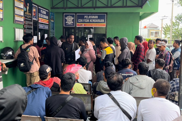 Sejumlah warga menunggu antrean untuk pendaftaran cek fisik kendaraan dalam program pemutihan pajak kendaraan di Kantor Samsat Indramayu, Selasa (25/3/2025). Foto: kumparan