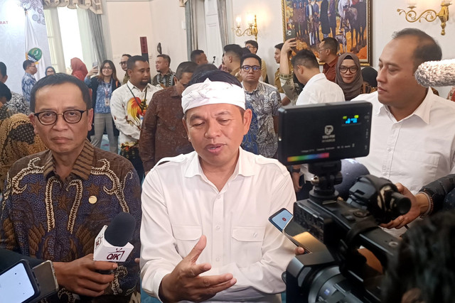 Gubernur Jawa Barat Dedi Mulyadi saat ditemui wartawan di Gedung Pakuan Bandung, Selasa (25/3/2025). Foto: Robby Bouceu/kumparan