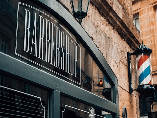 Barbershop di Cirebon. Foto hanya ilustrasi, bukan tempat yang sebenarnya. Sumber: Unsplash/Julien Orliac