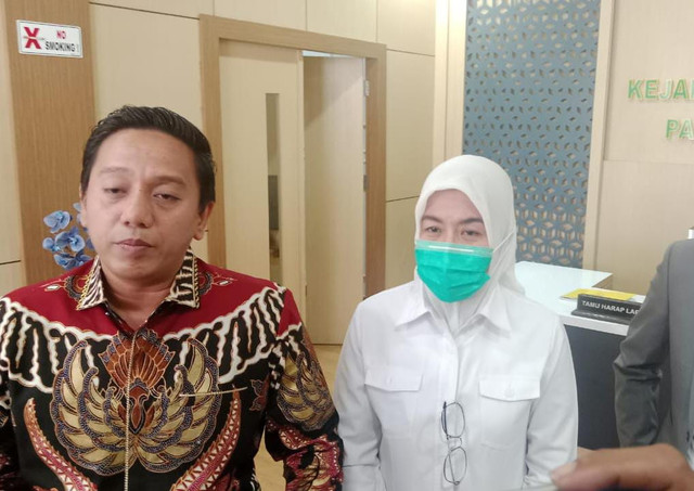 Eks Wakil Wali Kota Palembang Fitrianti Agustinda didampingi kuasa hukum usai menjalani pemeriksaan di Kejari Palembang. Foto : Istimewa