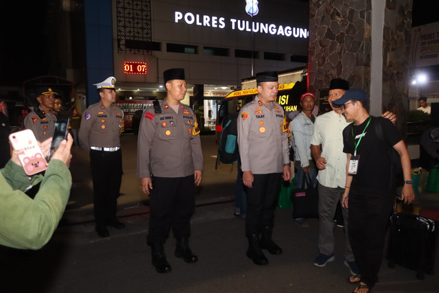 Kapolres dan Wakil Bupati Tulungagung Menyambut Kedatangan Peserta Mudik
