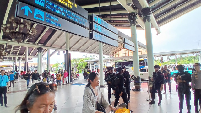 Personel gegana atau jibom dikerahkan untuk pengamanan puncak arus mudik Lebaran 2025 di Bandara Soekarno-Hatta, Banten, Jumat (28/3/2025). Foto: kumparan