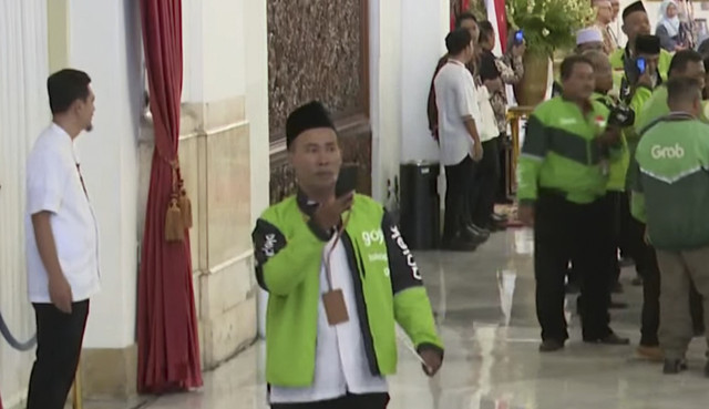 Sejumlah ojek online tiba untuk menghadiri Open House Presiden Prabowo Subianto saat Idul Fitri 1446 Hijriah di Istana Negara, Jakarta, Senin (31/3/2025). Foto: Youtube/Sekretariat Presiden
