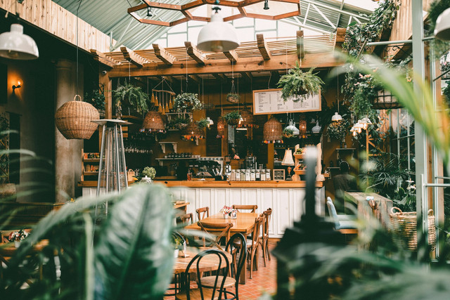Coffee Shop di Semarang. Foto hanya ilustrasi, bukan tempat sebenarnya. Sumber: unsplash.com/Ruben Ramirez.