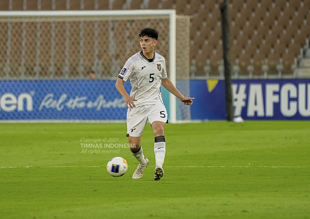 Mat Baker pemain Timnas Indonesia U-17 menggiring bola saat melawan Korea Selatan U-17 dalam pertandingan Grup C Piala Asia U-17 2025 di Arab Saudi, Jumat (4/4/2025). Foto: Dok. PSSI