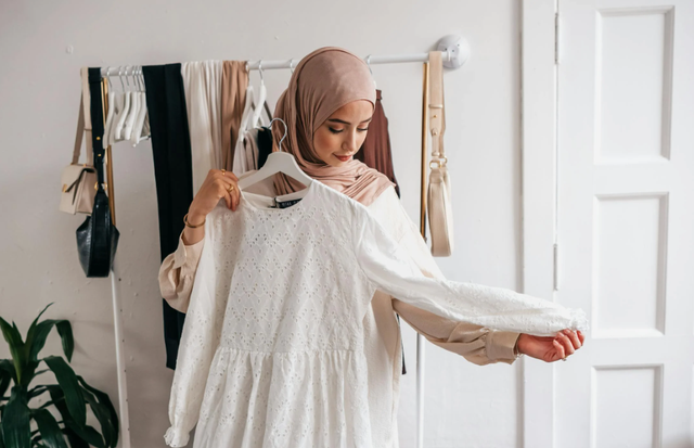 Ilustrasi Gamis Biru Dongker Cocok Dengan Jilbab Warna Apa? Sumber: Pexels/PNW Production