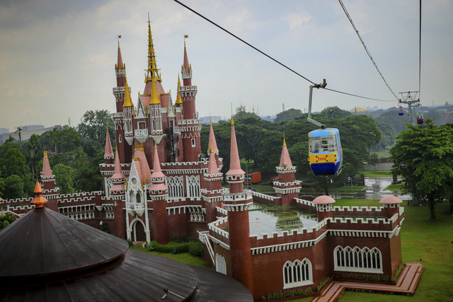 Sejumlah warga berwisata saat libur Lebaran di Taman Mini Indonesia Indah (TMII), Jakarta, Sabtu (5/4/2025). Foto: Jamal Ramadhan/kumparan