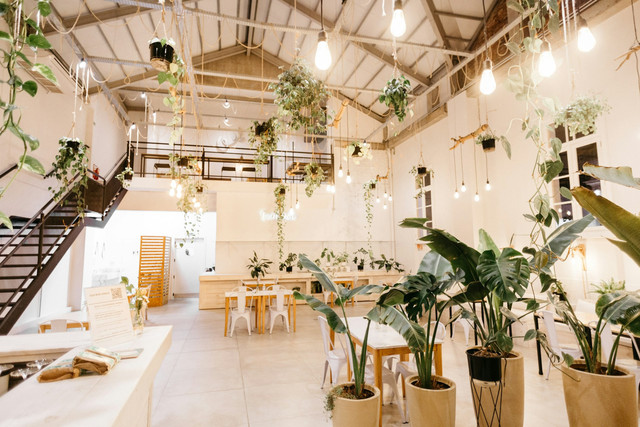 Cafe di Palangkaraya. Foto hanya ilustrasi, bukan tempat sebenarnya. Sumber: unsplash.com/Jonathan Borba.