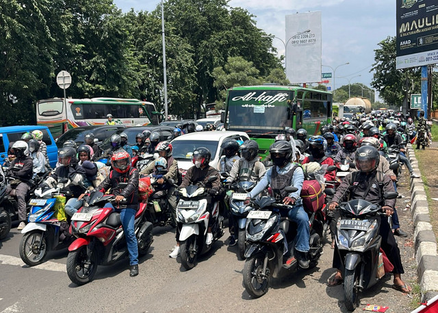 Kondisi lalu lintas arus balik lebaran di wilayah Kota Cirebon, Minggu (6/4). Foto: Dok. kumparan