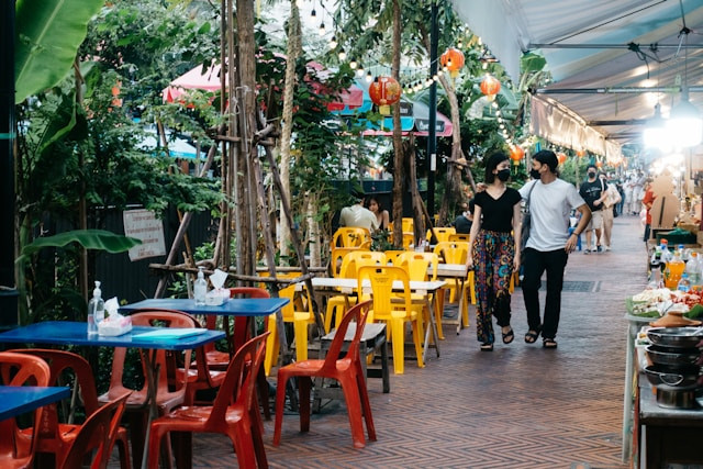 Tempat makan dekat Stasiun Klaten. Foto hanya ilustrasi, bukan tempat yang sebenarnya. Sumber: Unsplash/Markus Winkler
