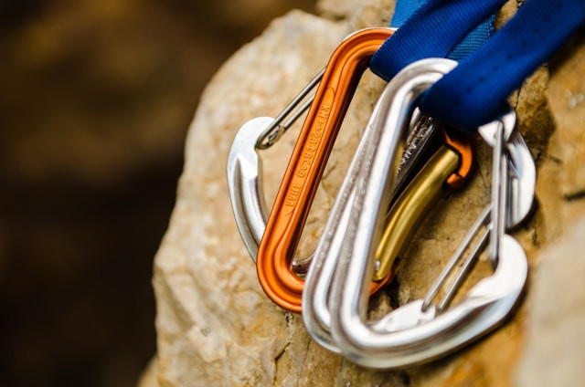 Ilustrasi Rekomendasi Carabiner. Sumber: Unsplash/Scott Osborn