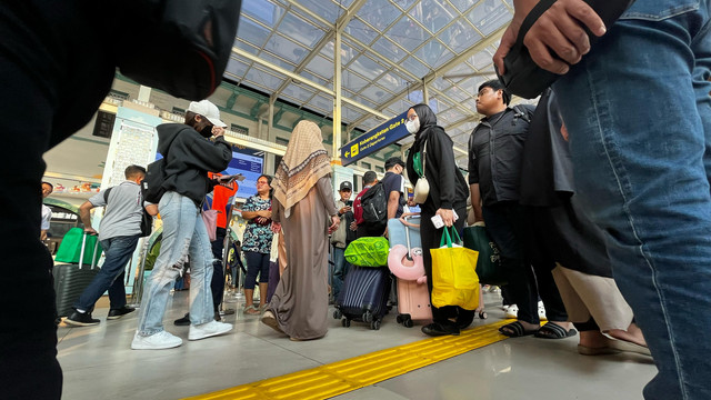 Suasana kedatangan penumpang di Stasiun Pasar Senen, Jakarta Pusat, Senin (7/4/2025). Foto: Rayyan Farhansyah/kumparan