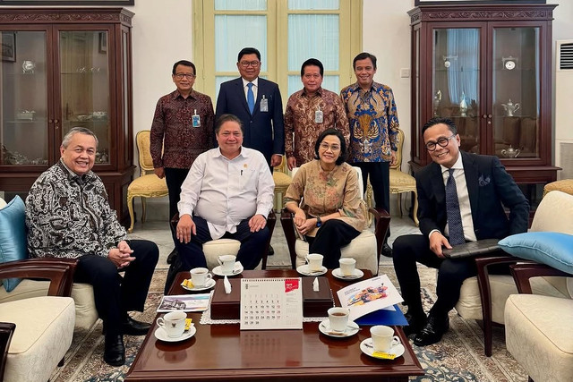 Menkeu Sri Mulyani hingga Menko Perekonomian Airlangga Hartarto di Istana Negara, Jakarta, Senin (7/4/2025). Foto: Instagram/@smindrawati
