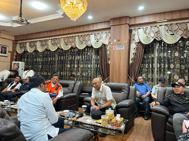 Gubernur Lampung, Rahmat Mirzani Djausal saat meninjau arus balik lebaran di Pelabuhan Bakauheni | Foto : Eka Febriani / Lampung Geh