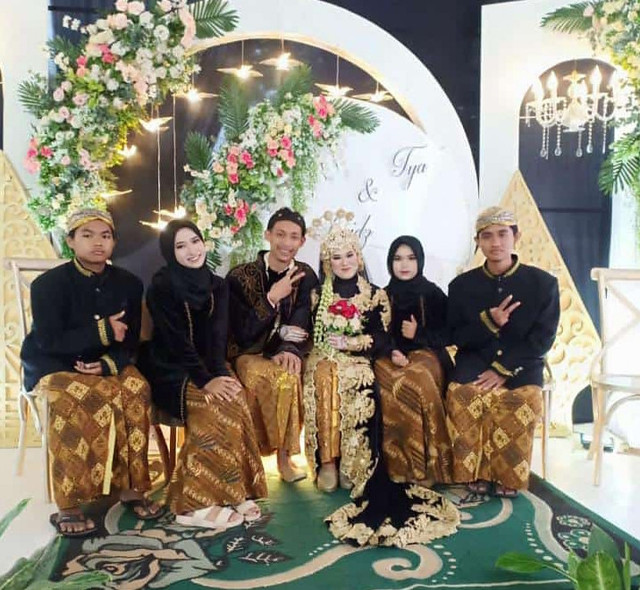 Salah satu contoh pakaian adat pernikahan Jawa (sumber: foto pribadi, memotret sendiri)