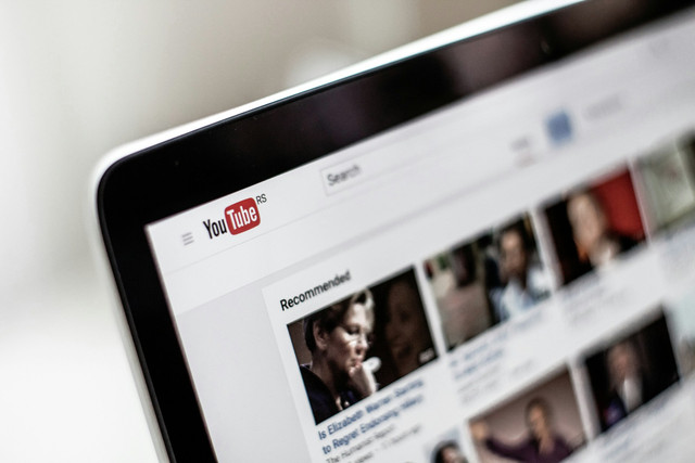 Ilustrasi cara reset algoritma youtube. Sumber: nordwood themes/unsplash