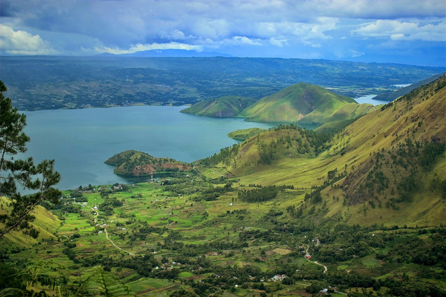 Bukit Senyum Parapat. Foto pemandangan dari ketinggian di Danau Toba. Sumber: Unsplash/Irfannur Diah