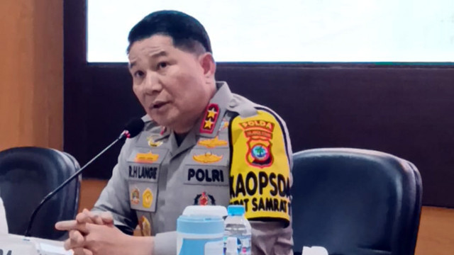 Kapolda Sulawesi Utara, Irjen Pol Rocky Langie, menjelaskan kronologi dugaan korupsi dana hibah Sinode GMIM, pada konferensi pers, Senin (7/4).