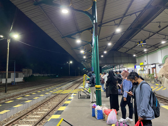 Suasana dini hari H+8 Lebaran di Stasiun Kediri, Senin (8/4/2025). Foto : Devia Sri Nurbito