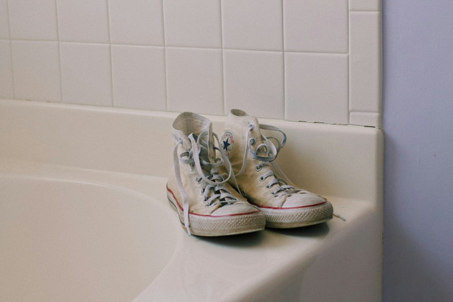 Ilustrasi cara mencuci sepatu agar tidak rusak. Sumber: noah clark/unsplash