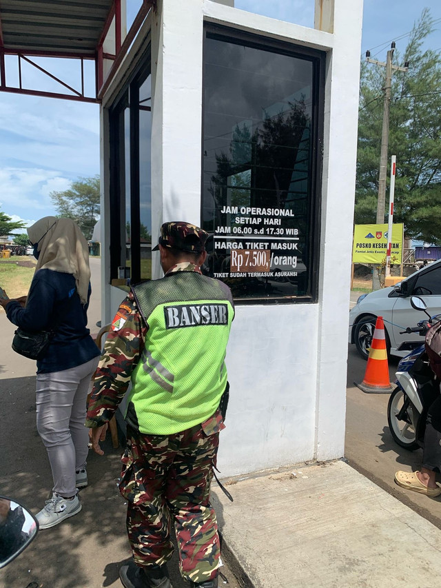 Pintu masuk Pantai Jetis, Cilacap. sumber:dokumentasi pribadi