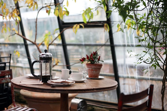 Cafe di Karawang. Foto hanyalah ilustrasi bukan tempat sebenarnya. Sumber: Unsplash/Kris Atomic