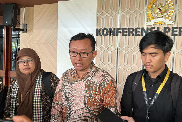 Ketua Umum YLBHI Muhammad Isnur di gedung DPR RI, Senayan, Jakarta Pusat, Selasa (8/4/2025). Foto: Abid Raihan/kumparan